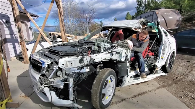 I takto zdemolované auto kupodivu pořád jezdí, musí mít hodně tuhý kořínek