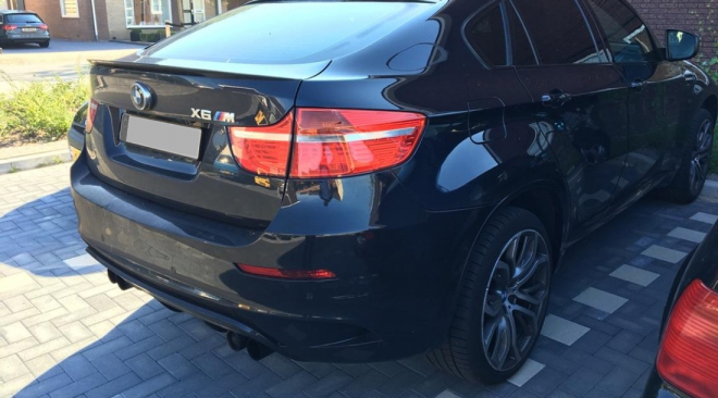 Falešné může být i BMW X6 M, hru černého stroje prozradí jen registr. A zvuk