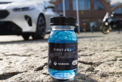 Tahle modrá &bdquo;vodička&rdquo; je podle BMW spásou spalovacích aut, do tří let má zajistit jejich lepší běh i emise