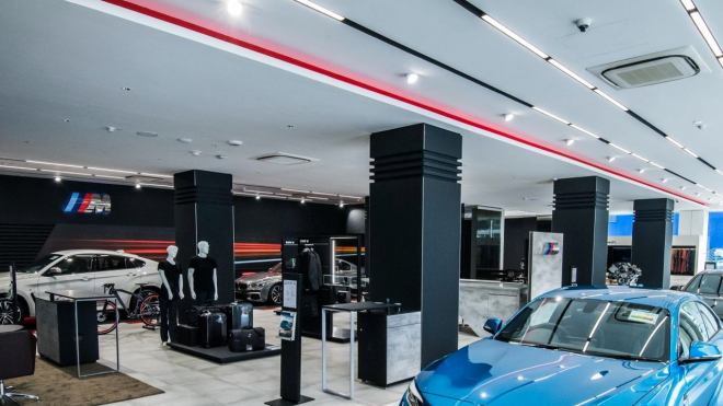 Rus ukázal, jak to vypadá u dealerů aut v zemi po zavedení sankcí, aspoň pozvednutí obočí se nedá ubránit