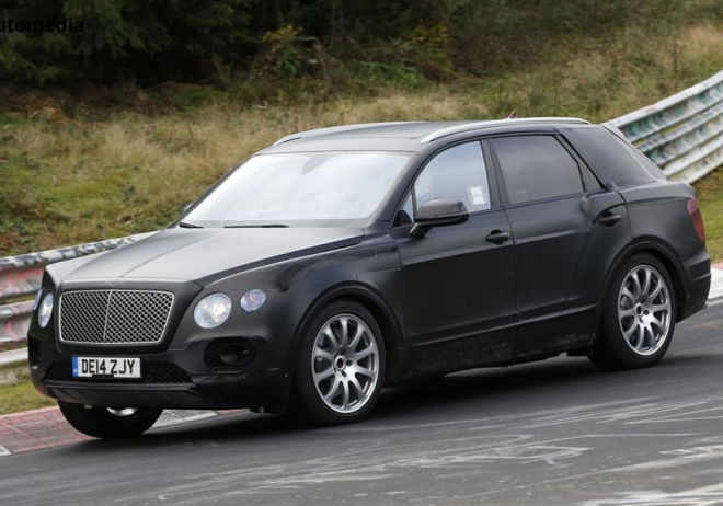 SUV Bentley načapáno na Ringu, rovnou s dvanáctiválcem pod kapotou