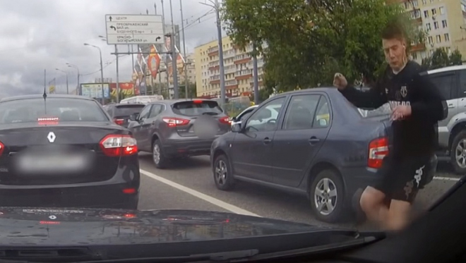 Podívejte se, jak vážnou nehodu může způsobit bezohledný chodec (video)