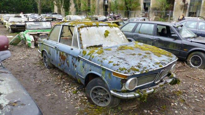 Ve Francii našli hřbitov plný 1 500 starých aut. Teď byl rozprodán