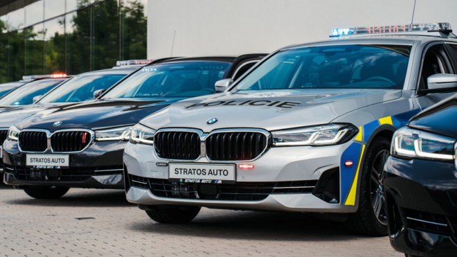 Policie na nových stíhacích BMW potají vyměnila loni neschválené radary. Oficiálně to popírá, praxe ji usvědčuje ze lži
