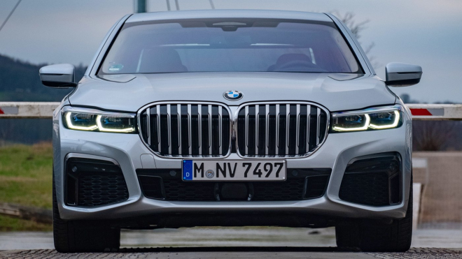 Fotky BMW 7 vedle čínského soka ukazují, kam až zašla posedlost obřími maskami chladiče