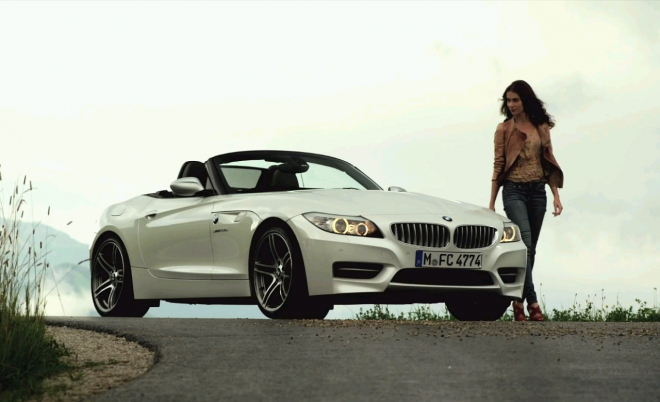 BMW Z4 vs. Z4 GT3: civil se střelcem skoro bok po boku (video)