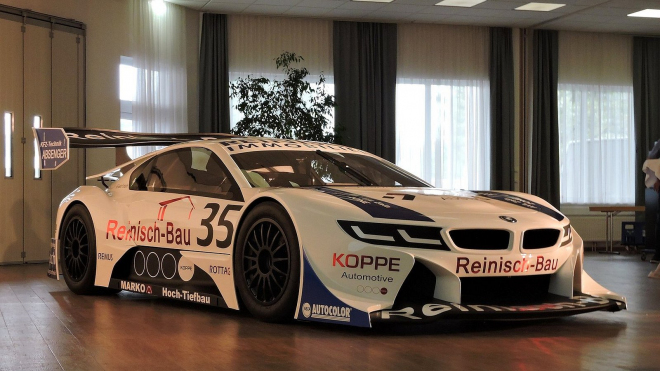Rakušané předělali hybridní BMW i8 na monstrum s 880 koňmi a 16 válci, na rozdíl od továrního propadáku probouzí touhy