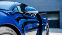 Proč jsou Bugatti tak drahá? Podívejte se, jak se automobilka piplá jen s jejich samotným lakem