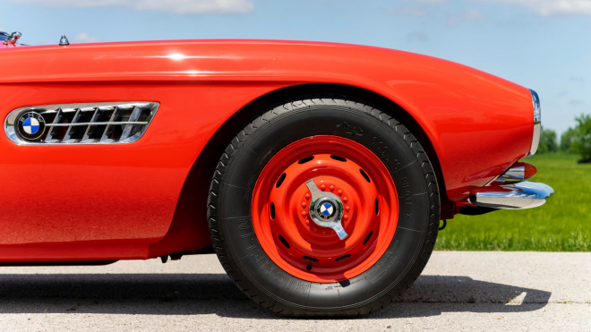 Krasavec od BMW, který málem přivedl automobilku ke krachu, dnes z majitelů dělá boháče. Boří aukční rekordy