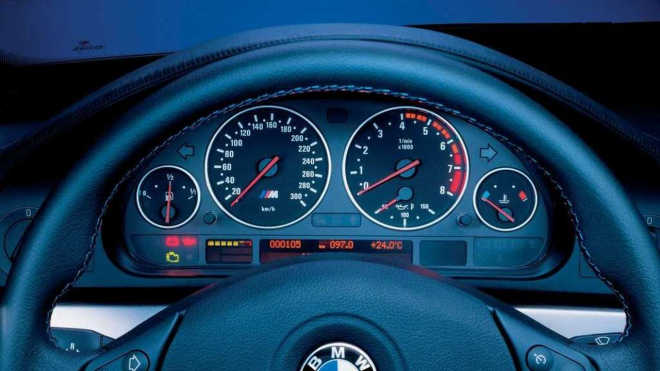 Nadšenec rozjel poslední „čisté” BMW M5 na Autobahnu na 300 km/h, i po 20 letech ohromí