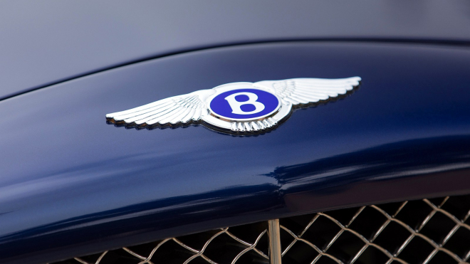 Noblesní, kdysi extrémně drahé Bentley Azure se dnes prodává za cenu Škody Scala, tento kus názorně ukazuje, proč tomu tak je
