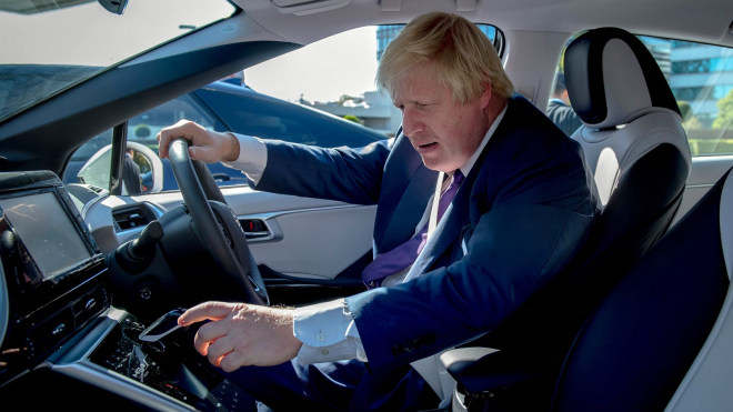 Nastupující britský premiér byl kdysi automobilový novinář, psal bizarní recenze