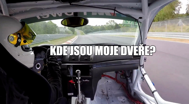 Takhle to vypadá, když vám z auta ve 280 km/h upadnou dveře (video)