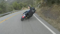 Muž na Harleyi vyučoval v kopcích piloty supersportů. A počkejte si na konec (video)