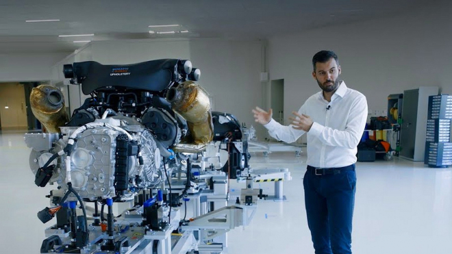 Šéf Bugatti do detailu ukázal pohon nového Tourbillonu, jeho V16 má oproti dosavadnímu motoru W16 překvapivou výhodu