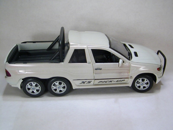 BMW X5 6x6 Pick-up vzniklo dlouho před pokusem AMG, ale jen jako model