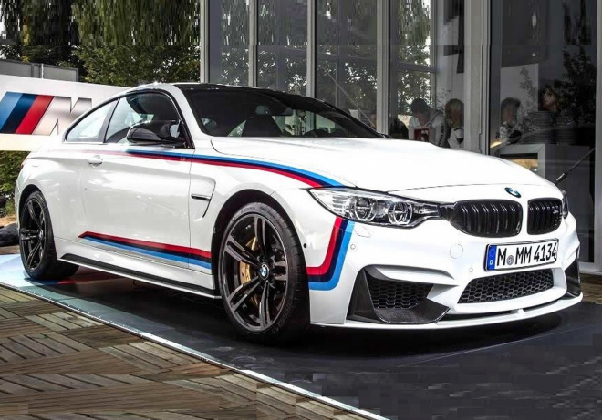 BMW M4 s plnou salvou doplňků M Performance je show k pohledání