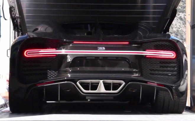Bugatti Chiron ukázalo i jinak skryté koncovky výfuku, vedle Veyronu SS (videa)