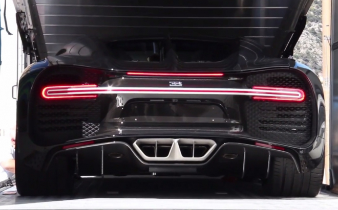 Bugatti Chiron ukázalo i jinak skryté koncovky výfuku, vedle Veyronu SS (videa)