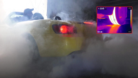Podívejte se, jak rychle se zahřívají pneu při burnoutu. Je to kalup (video)
