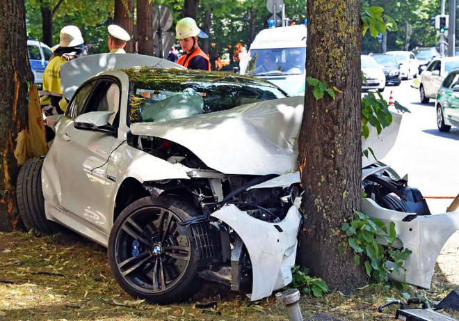 BMW M4 má za sebou první pořádný crash test, omotalo stromy v Mnichově