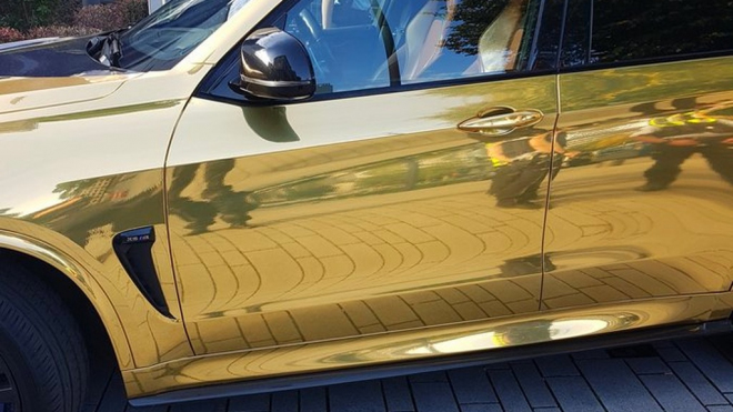 Německá policie zabavila cizinci auto jen kvůli příliš výraznému polepu karoserie