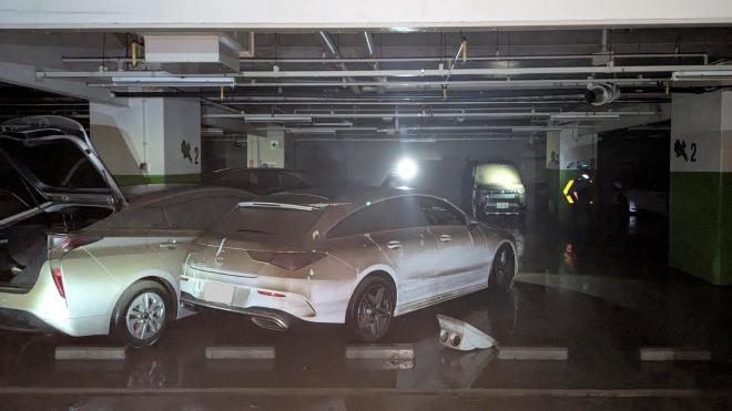 Jediný déšť proměnil parkovací garáž v jezero, naráz zničil přes 270 i vzácných a cenných aut