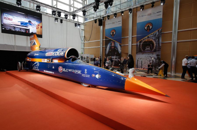 Bloodhound SSC je venku, s 135 000 k chce jet 1 609 km/h