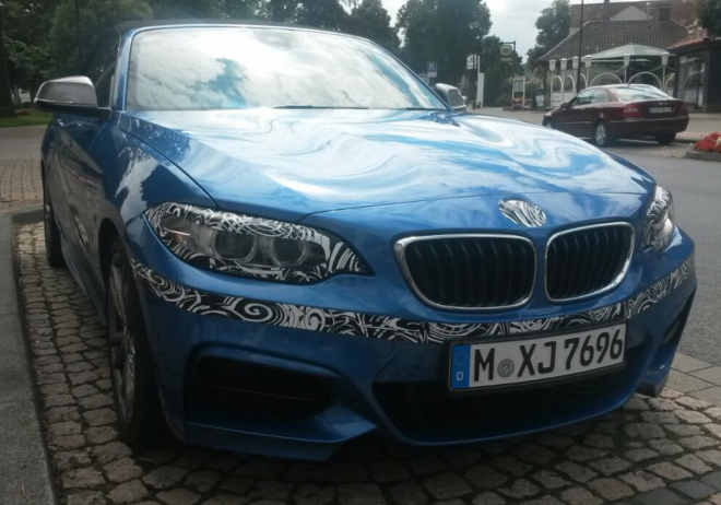 BMW M235i Cabrio přistiženo s minimem kamufláže, ostrá dvojka shodí střechu