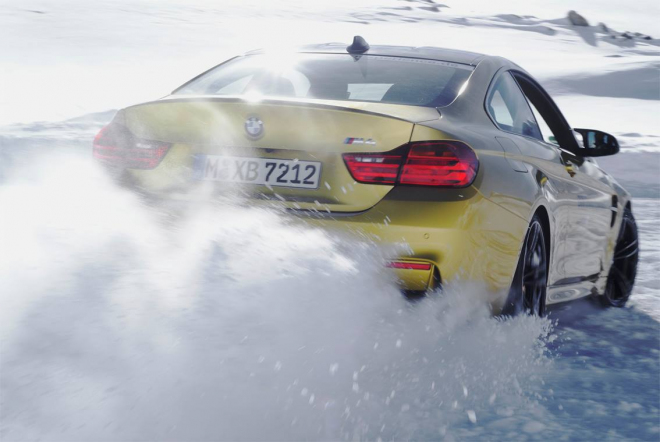 BMW M4 Coupé na nových fotkách, 431 koní prohráblo čerstvý alpský prašan