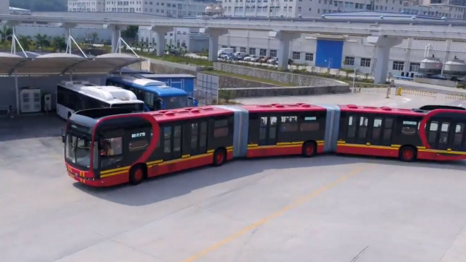 Číňané odhalili největší autobus světa. Obr pobere až pětkrát více osob, než je běžné