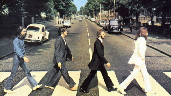 VW po 50 letech „opravil” nejslavnější fotku z alb Beatles, teď už je vše v pořádku