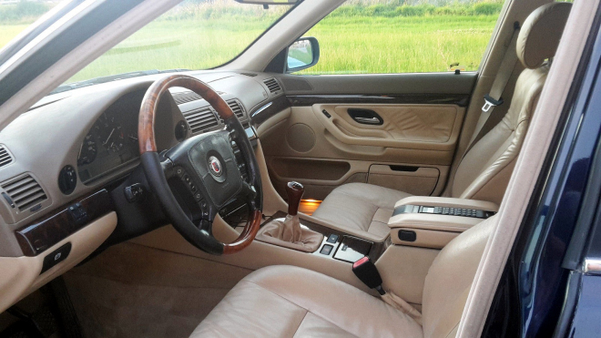 Víte, že se BMW 7 vyrábělo i s manuální převodovkou? Stále se dá koupit, i s V8