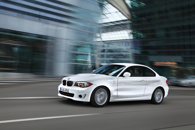 Šéf BMW USA se musel omluvit za výroky o elektromobilech. Řekl ale jen pravdu