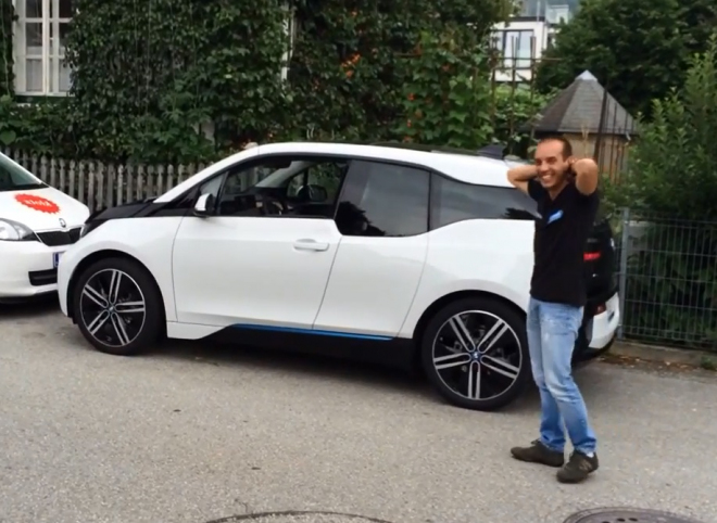 BMW i3 parkuje samo i prázdné, když zajistíte tlačítko a vylezete oknem (video)
