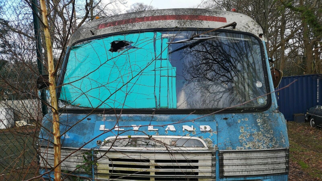 Jeden z nejstylovějších náklaďáků historie skončil prachbídně, v rozkladu čeká na zachránce