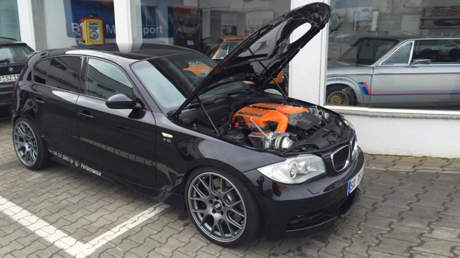 BMW 150i s motorem 5,0 V10 dostalo dva kompresory, teď má 750 koní