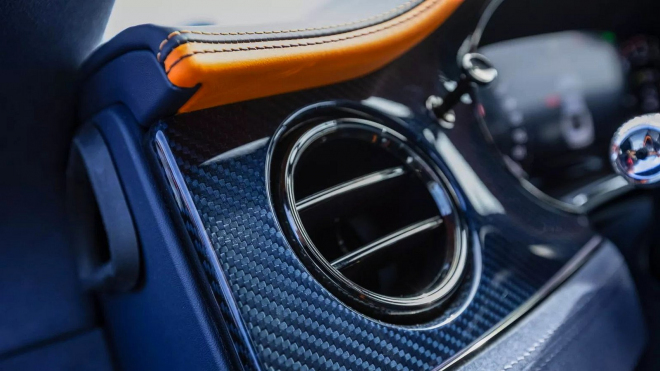 Bentley vám teď do auta na přání instaluje i zlaté výdechy ventilace nebo tvíd, ve výsledku tím ale ukazuje jen tragičnost doby