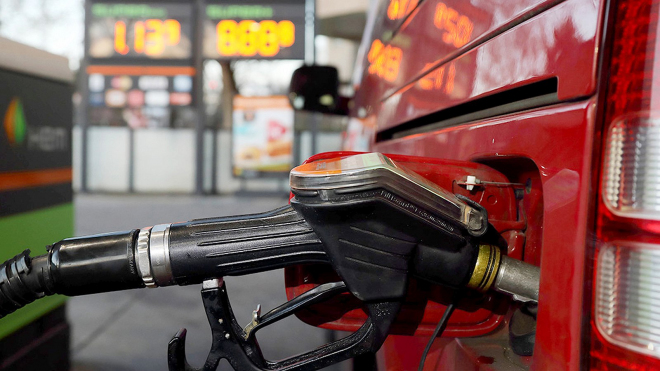 Německé autokluby už volají po urgentním řešení cen benzinu a nafty, VW dál provokuje