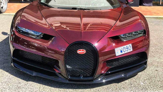 Bugatti Chiron v rudé barvě se nevidí, kolemjdoucí se za ním otáčí i v Monaku