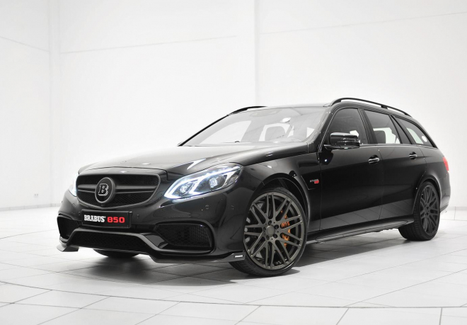 Brabus 850 6.0 Biturbo: Mercedes E 63 AMG s 850 koňmi dýchá na záda špičce