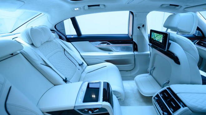 Rusové žijící v Británii srovnali „mafiánská” BMW, jedno se značkou MO55KVA, druhé KIRUL