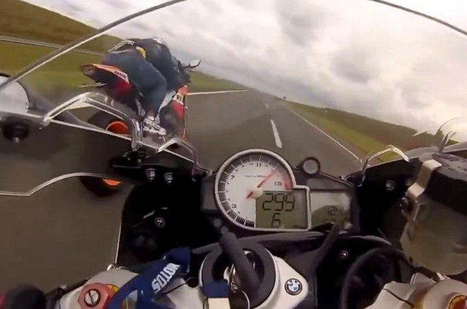 BMW S 1000 RR a Honda CBR 1000 si to rozdaly v provozu v rychlostech kolem 300 km/h (video)