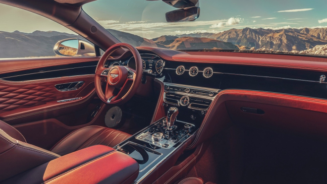 Interiér nejrychlejšího sedanu světa je ručně šitý luxus jedoucí až 333 km/h