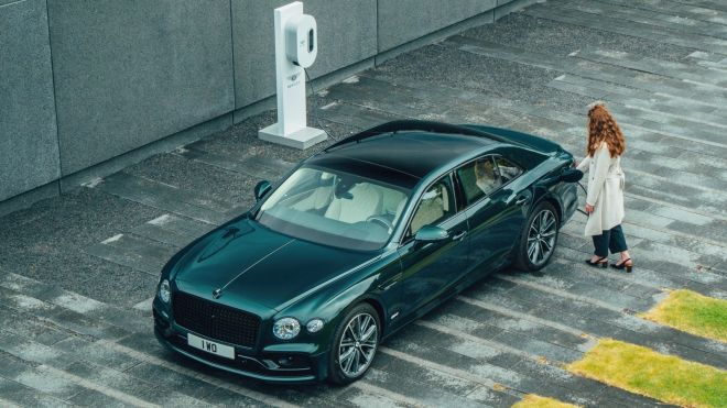 Bentley našlo nový diplomatický výraz pro odpor zákazníků k vnucovaným autům, odložilo elektrické plány