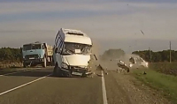 Nesledovat pozorně dění na silnici může skončit brutální čelní srážkou (video)