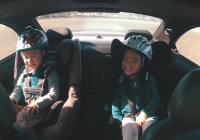 Že auta a rodina nejdou dohromady? Tahle drfitujcí M3 E46 má dvě děti vzadu (video)