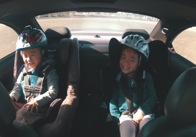 Že auta a rodina nejdou dohromady? Tahle drfitujcí M3 E46 má dvě děti vzadu (video)