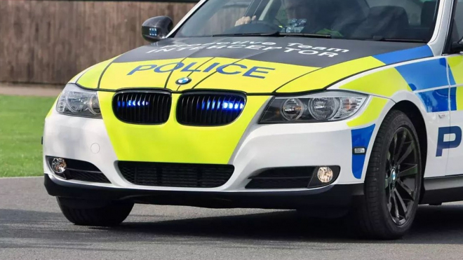 Britská policie musí po smrti jednoho z policistů okamžitě přestat používat služební BMW k honičkám