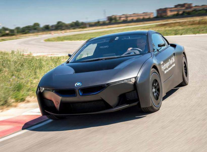 BMW i8 mohlo jezdit na vodík. Zůstalo u prototypu, dláždí cestu k budoucnosti